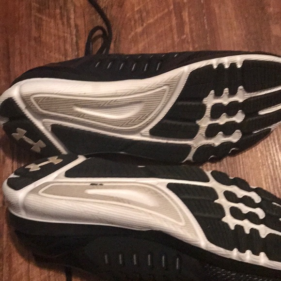 Men’s under armour shoes - Picture 2 of 4